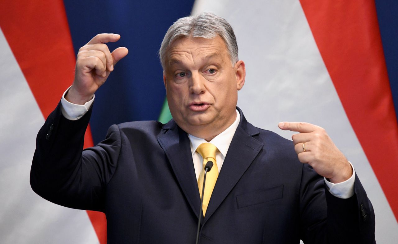 De Hongaarse premier Orbán donderdag op de persconferentie in Boedapest waar hij het nieuws naar buiten bracht.