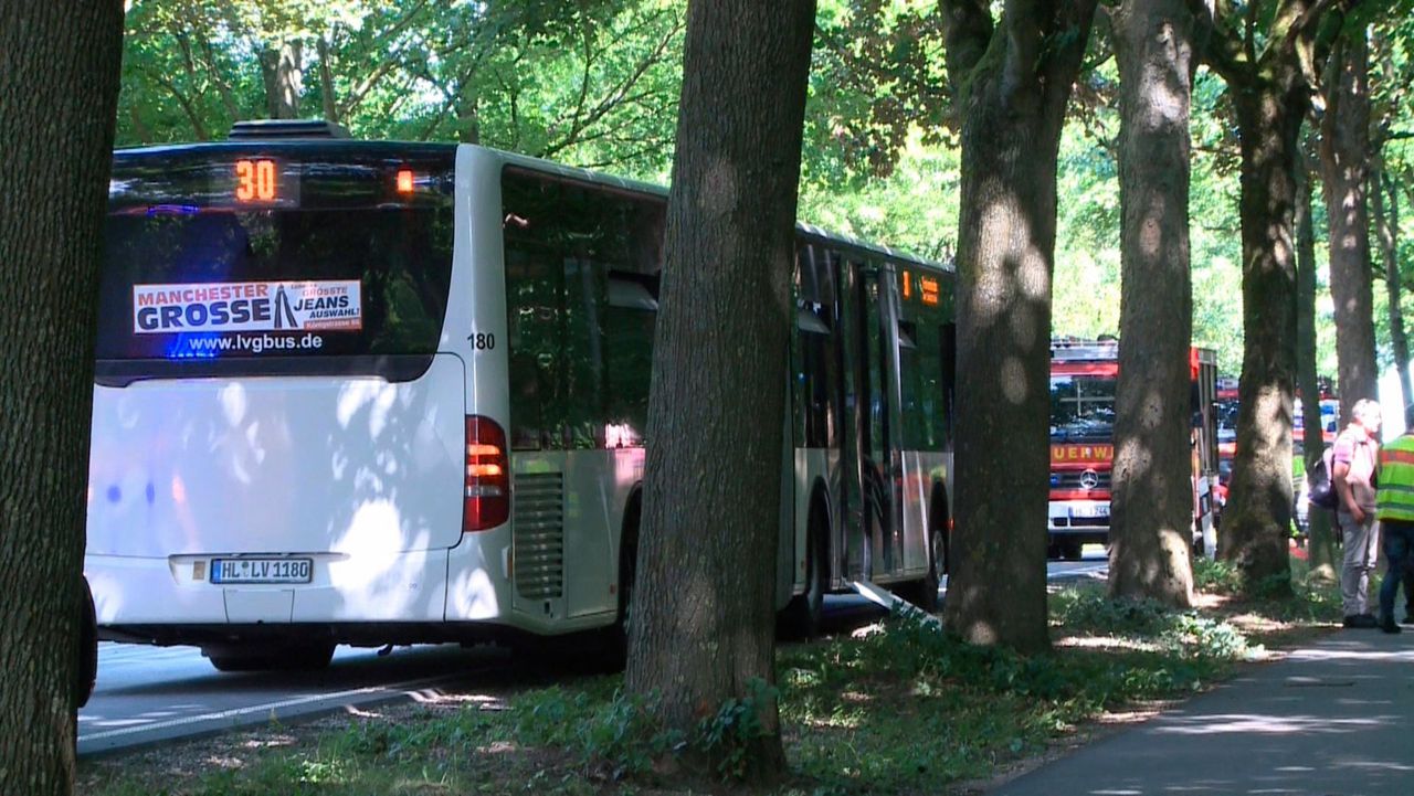 Man steekt in op passagiers in Duitse bus, meerdere gewonden 