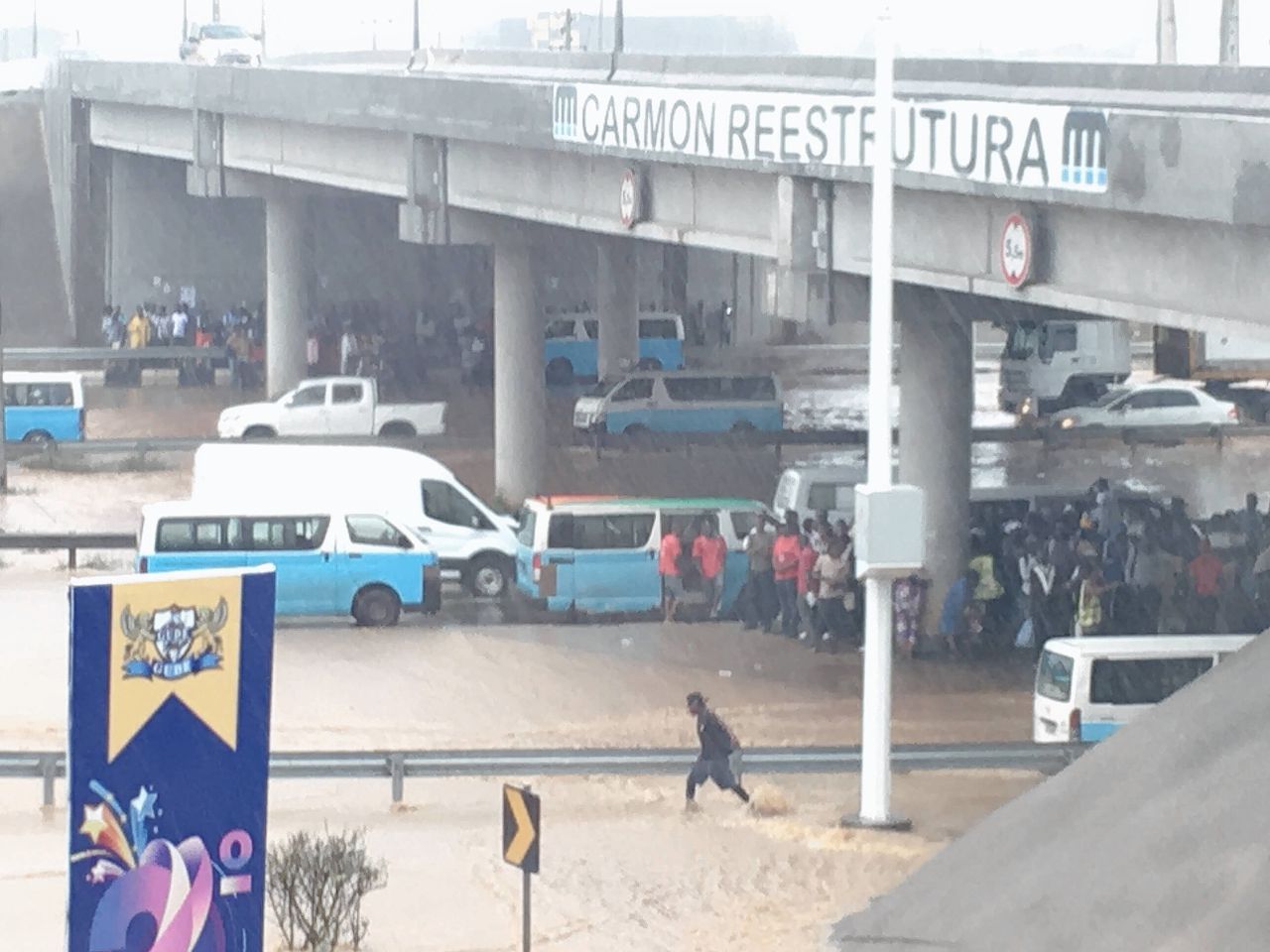 Ook in de Angolese hoofdstad Luanda overstroomden de straten door zware regenval.