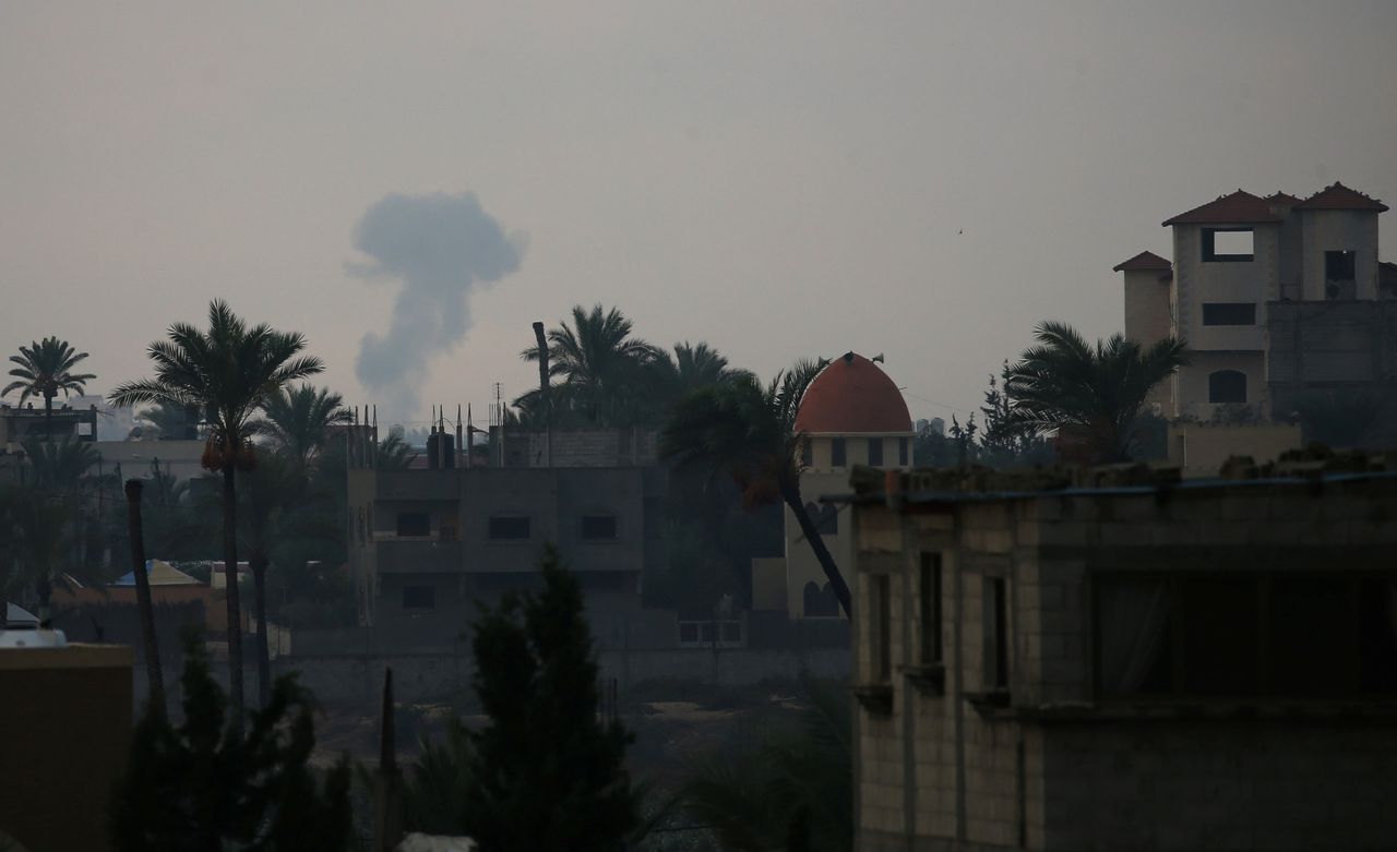 Een rookwolk in Gaza na een Israëlische luchtaanval.