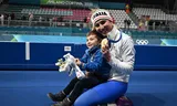Francesca Lollobrigida met haar zoon nadat ze goud heeft gewonnen op de 3.000 meter.