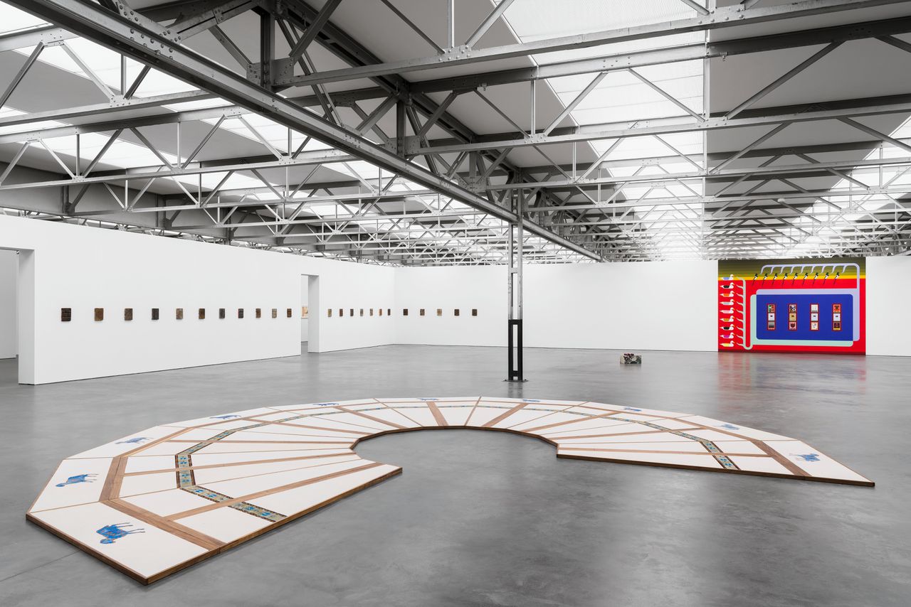 Zaaloverzicht van Kasper Bosmans’ tentoonstelling in De Pont, met ‘Heerdgang’ en ‘9 Sisters’, 2021.