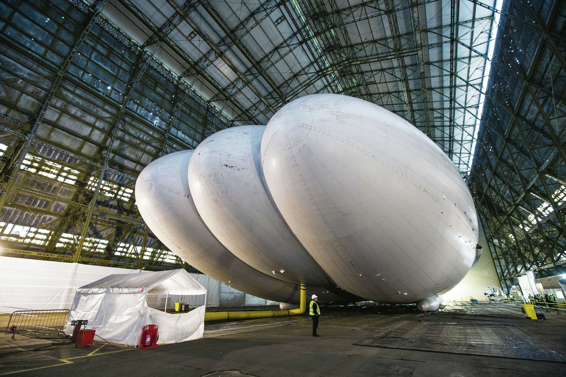 Самая большая d e. Дирижабль Airlander. Airlander 10. Airlander 10 — гибридный дирижабль. Дирижабль Airlander 10 внутри.