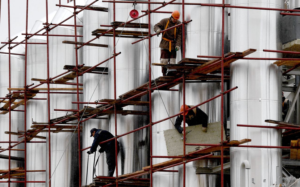 Werknemers op een bouwterrein bij de Naftan-raffinaderij in het Wit-Russische Navapolatsk.