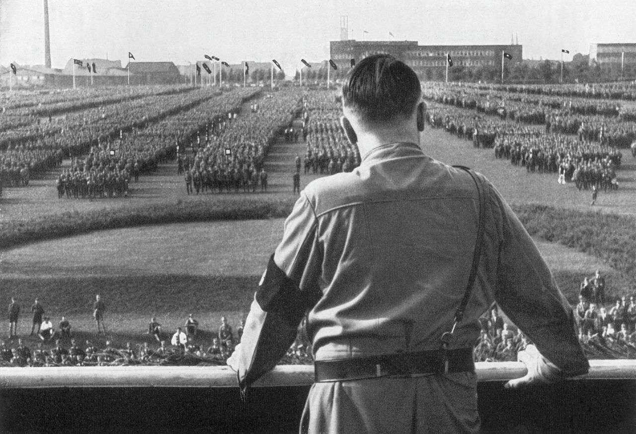 Adolf Hitler spreekt in 1933 de SA toe op een partijbijeenkomst in Dortmund.