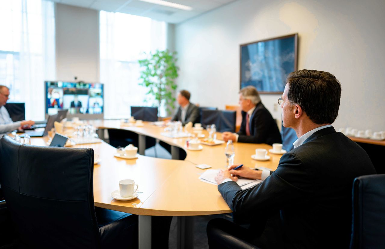 Premier Mark Rutte tijdens een EU-videoconferentie.