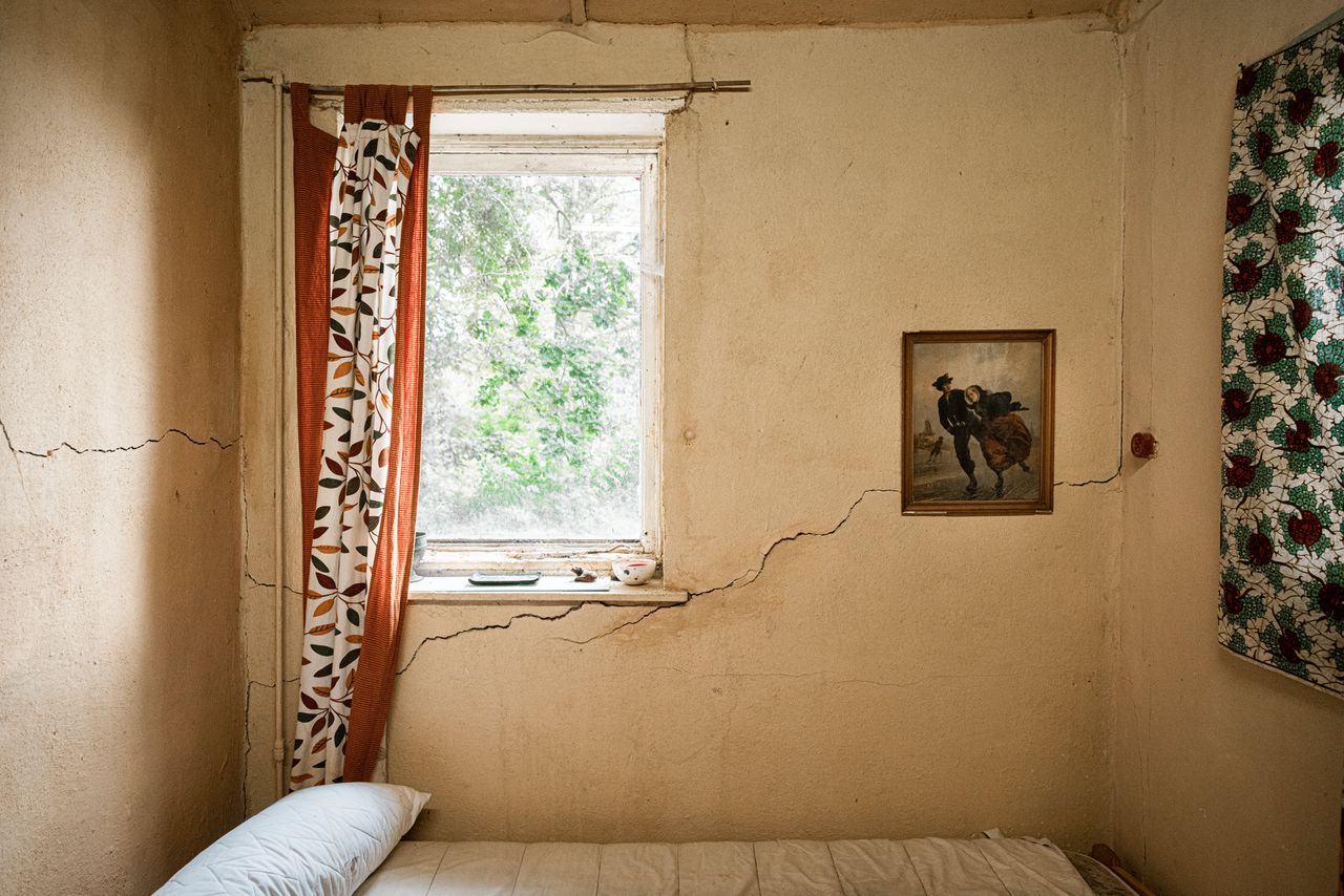 De woning van het kunstenaarsechtpaar Bianca Holst en Hero Wouters in Nieuw Scheemda raakte zwaar beschadigd door bodemdaling, veroorzaakt door de jarenlange gaswinning onder hun huis.