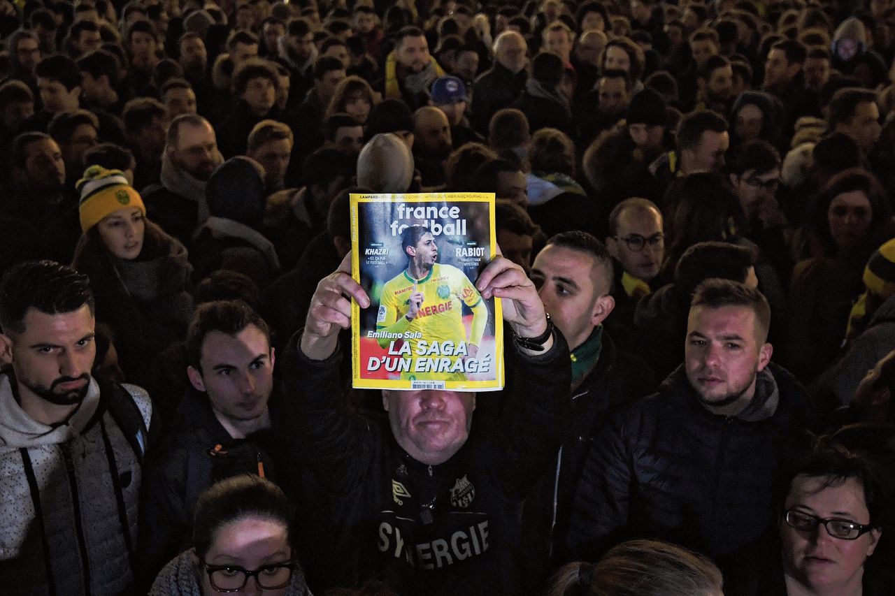 Fans van FC Nantes komen samen na het bericht van de vermissing van de Argentijnse spits Emiliano Sala, een van de twee inzittenden van een vliegtuigje dat boven zee plotseling van de radar verdween.