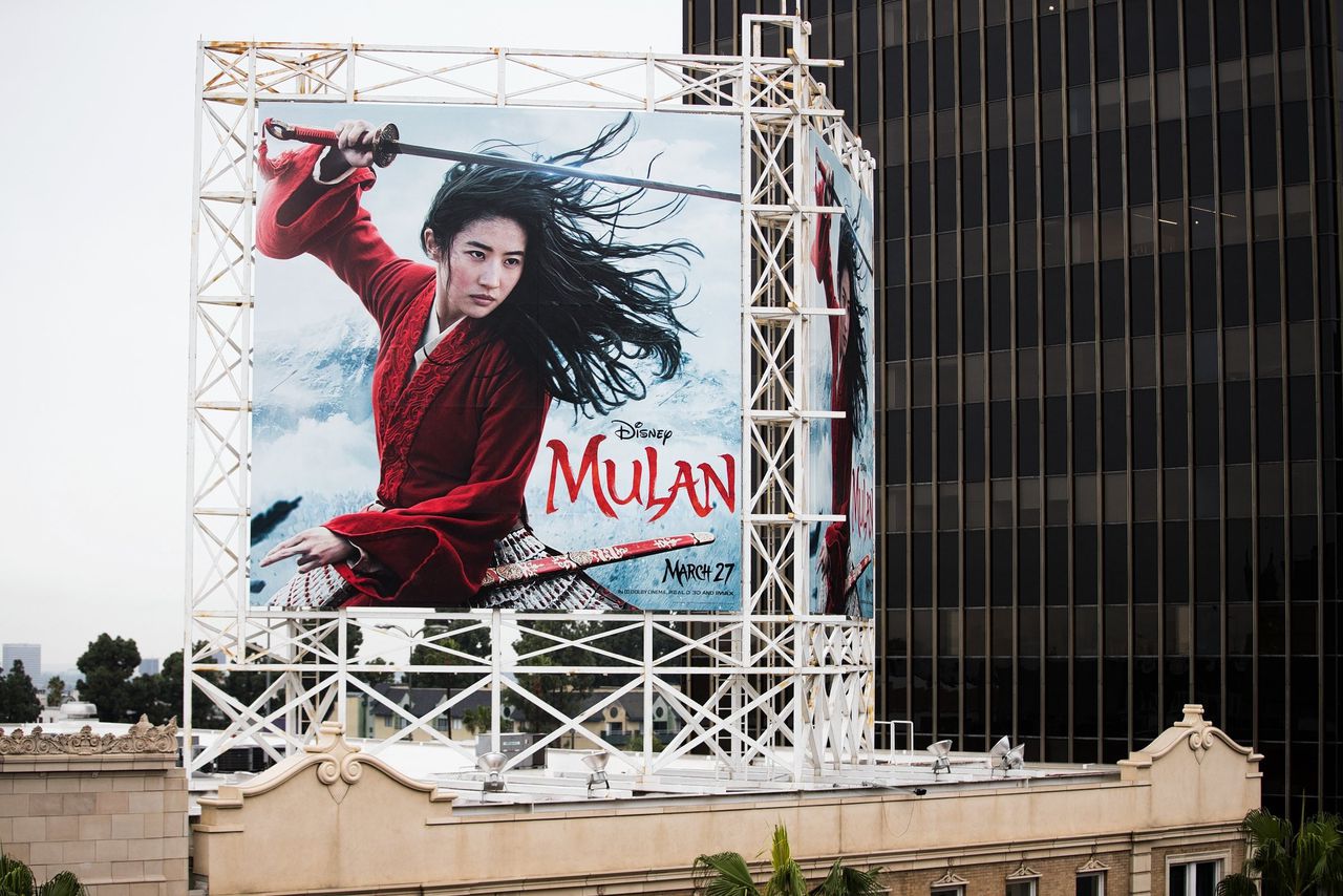 Een reclame voor de Disney-film ‘Mulan’ in 2020 in Hollywood.