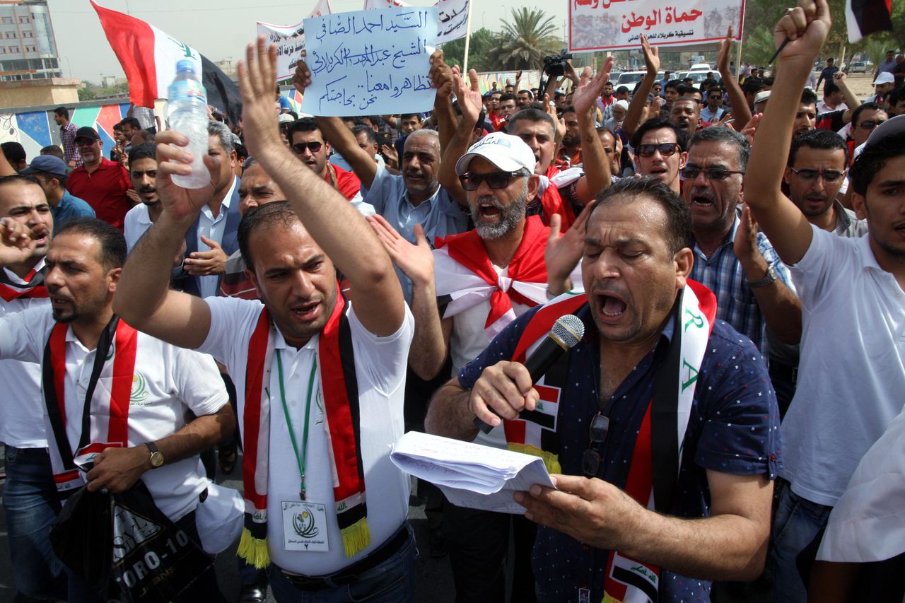 Iraakse demonstranten in Karbala, ten zuiden van Bagdad, op 15 september 2015.