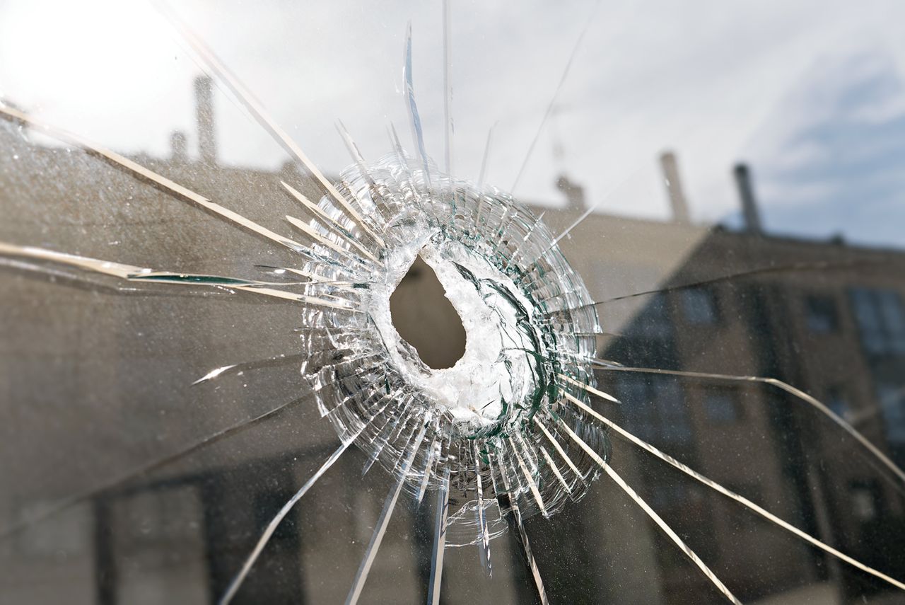 Разбитое окно в квартире. Разбитое окно в школе. Дыра в стекле. Разбитое стекло на экскаваторе.