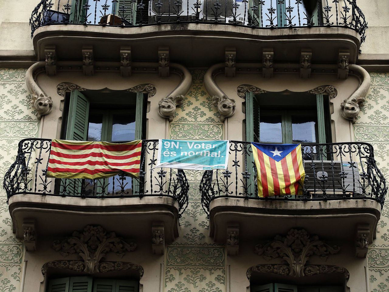 Een pro-onafhankelijkheidsvlag (rechts) hangt aan een balkon in het centrum van Barcelona.