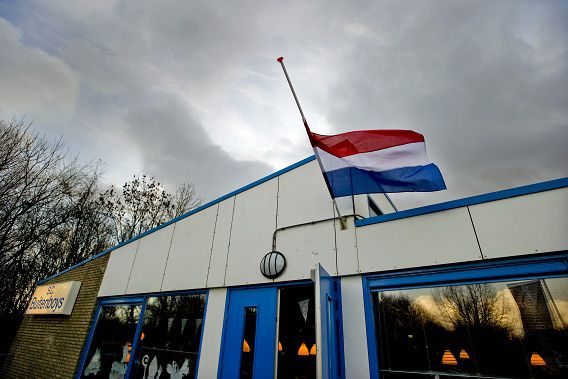 De vlag hangt halfstok vandaag bij amateurvoetbalclub SC Buitenboys, waar een grensrechter gisteren overleed nadat hij zondag was mishandeld.
