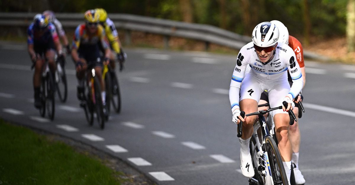 ‘Namasté’, zegt Vollering als ze met ogenschijnlijk gemak de Ronde van Vlaanderen wint
