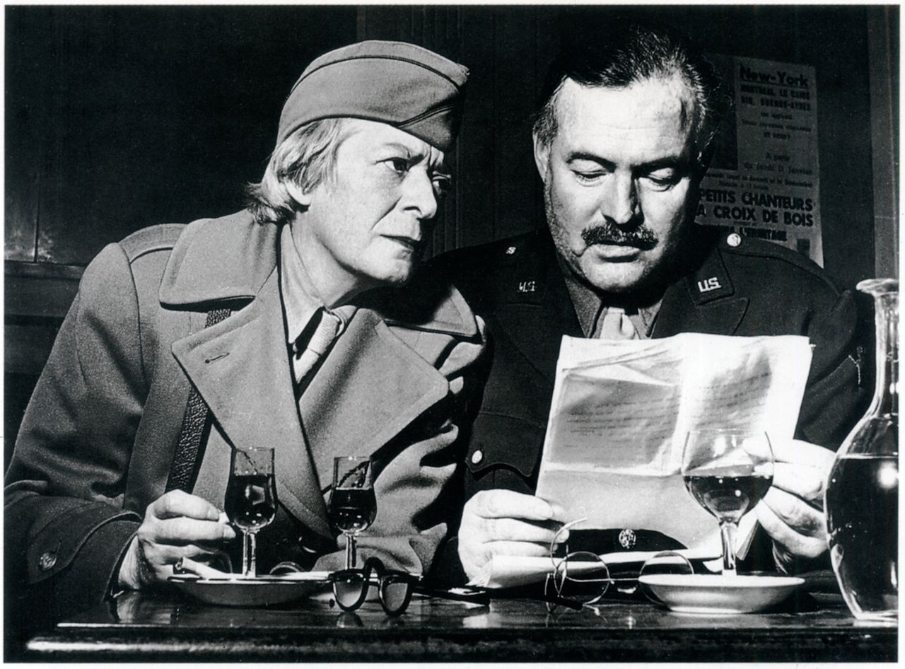 De schrijvers Janet Flanner en Ernest Hemingway als oorlogscorrespondenten in Frankrijk in 1944.
