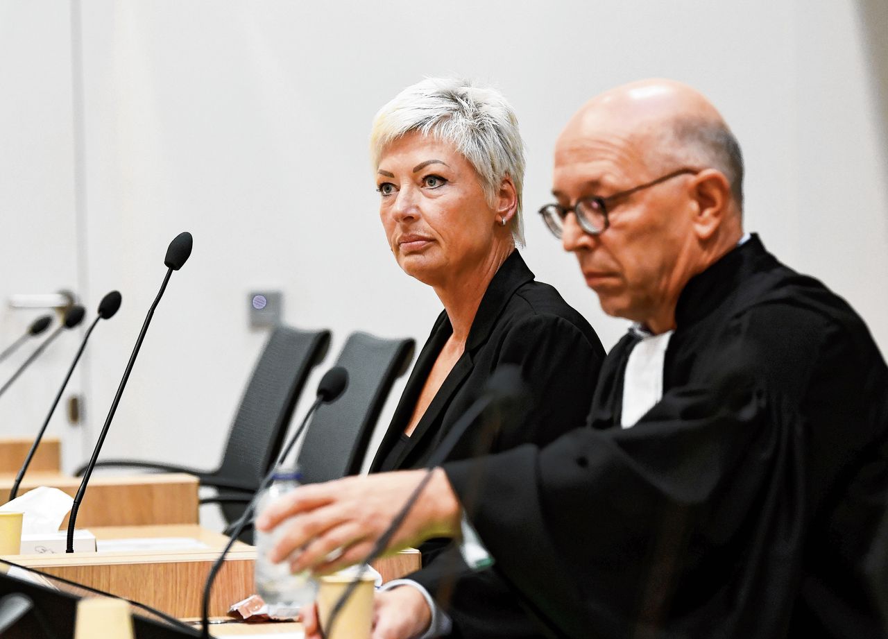 Ria van der Steen en haar advocaat tijdens de rechtszaak maandag.