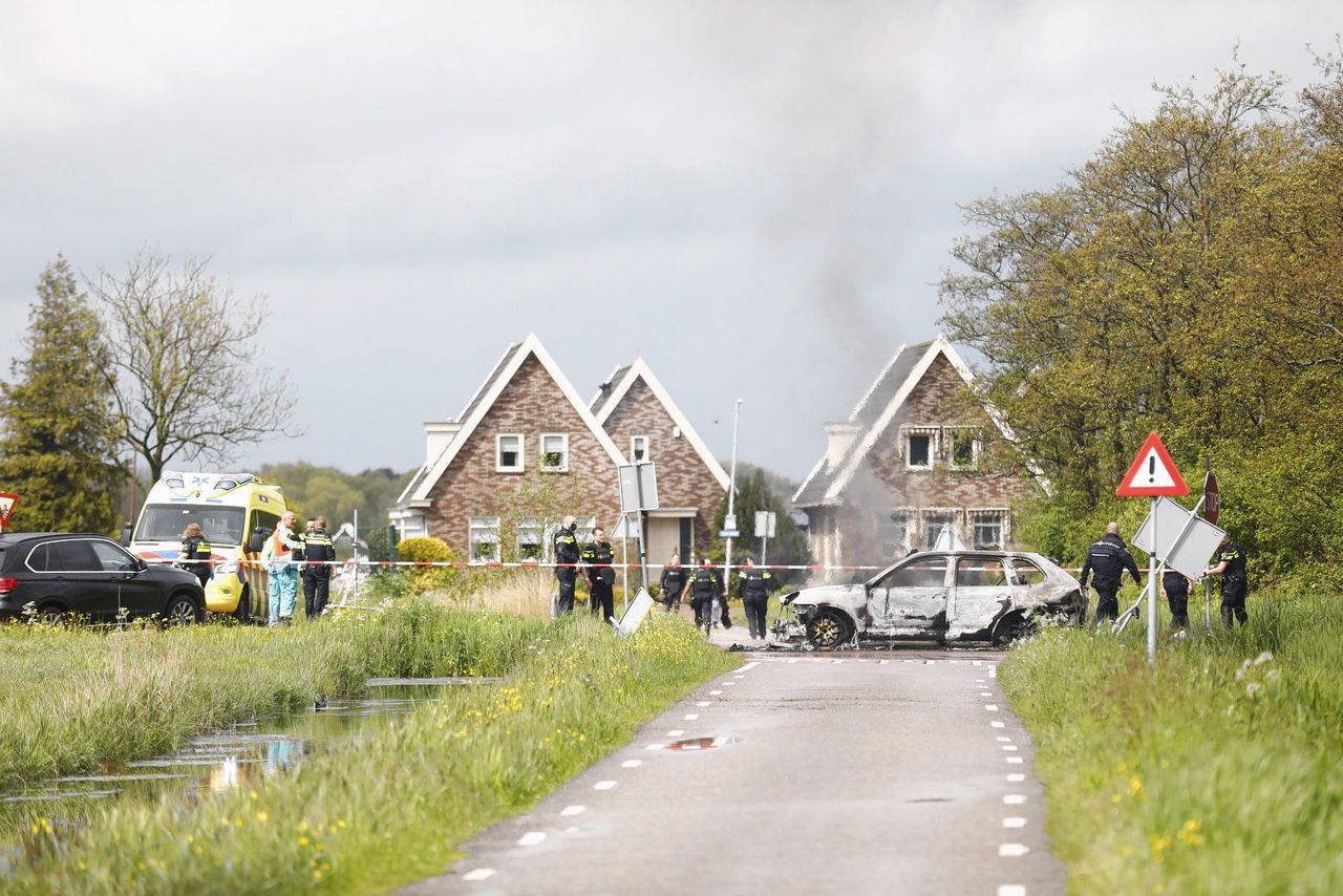 Hulpdiensten woensdagmiddag bij een uitgebrande auto in Broek in Waterland.