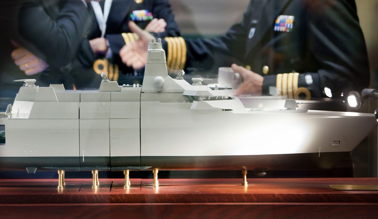 Model van marine schip bij de stand van Damen Shipyards.