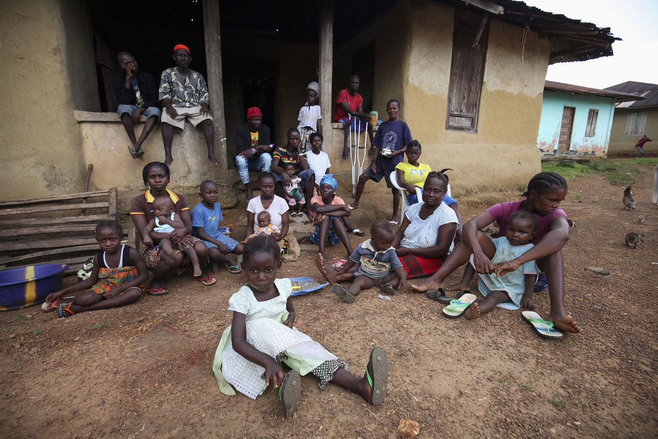 Liberianen zijn onder quarantaine gesteld omdat mensen uit hun dorp zijn overleden aan het dodelijke virus ebola.