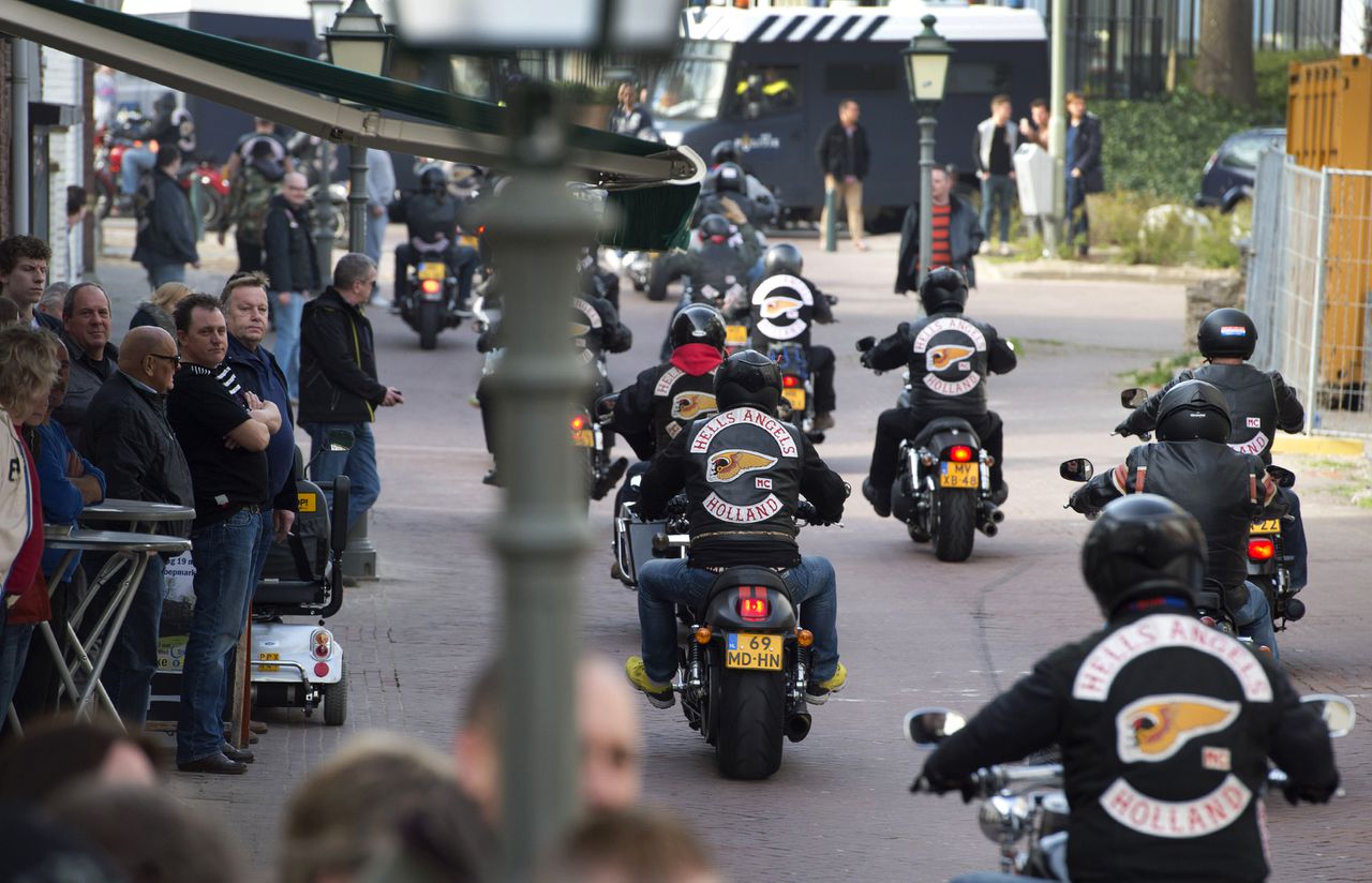 Leden van Hells Angels rijden door het centrum van Sittard in maart 2014.