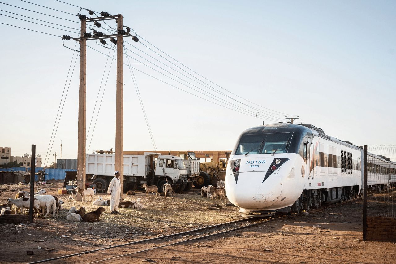 Een trein in de stad Bahri. Het spoor is eind negentiende eeuw gebouwd door de Britten. Zonder dit spoor was Soedan nooit een natie geworden. Achttien van de honderd locomotieven zijn nu in gebruik.