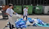 Residuos generados de un quirófano en menos de un día. Con el investigador postdoctoral Tim Stobernack a la izquierda y el estudiante Egid van Bree a la derecha.