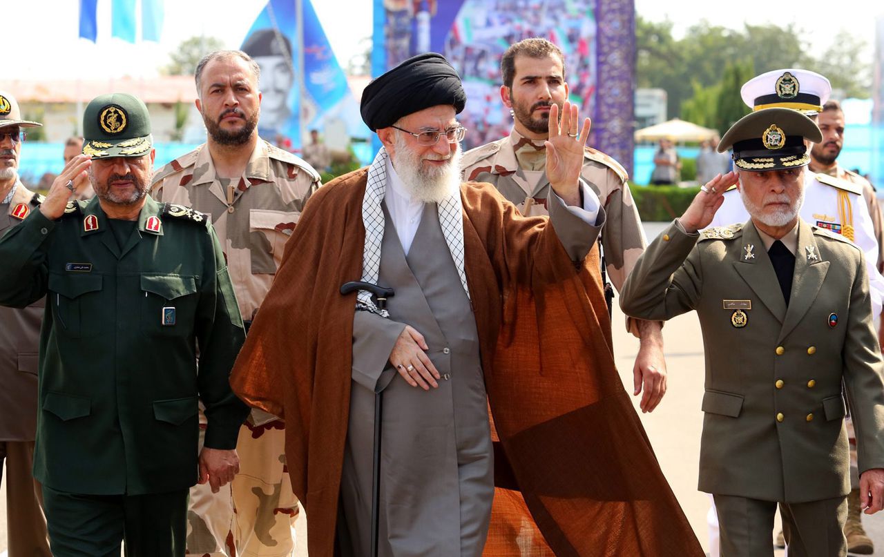 Archiefbeeld van Ali Khamenei tijdens een militaire ceremonie, eind vorige maand.