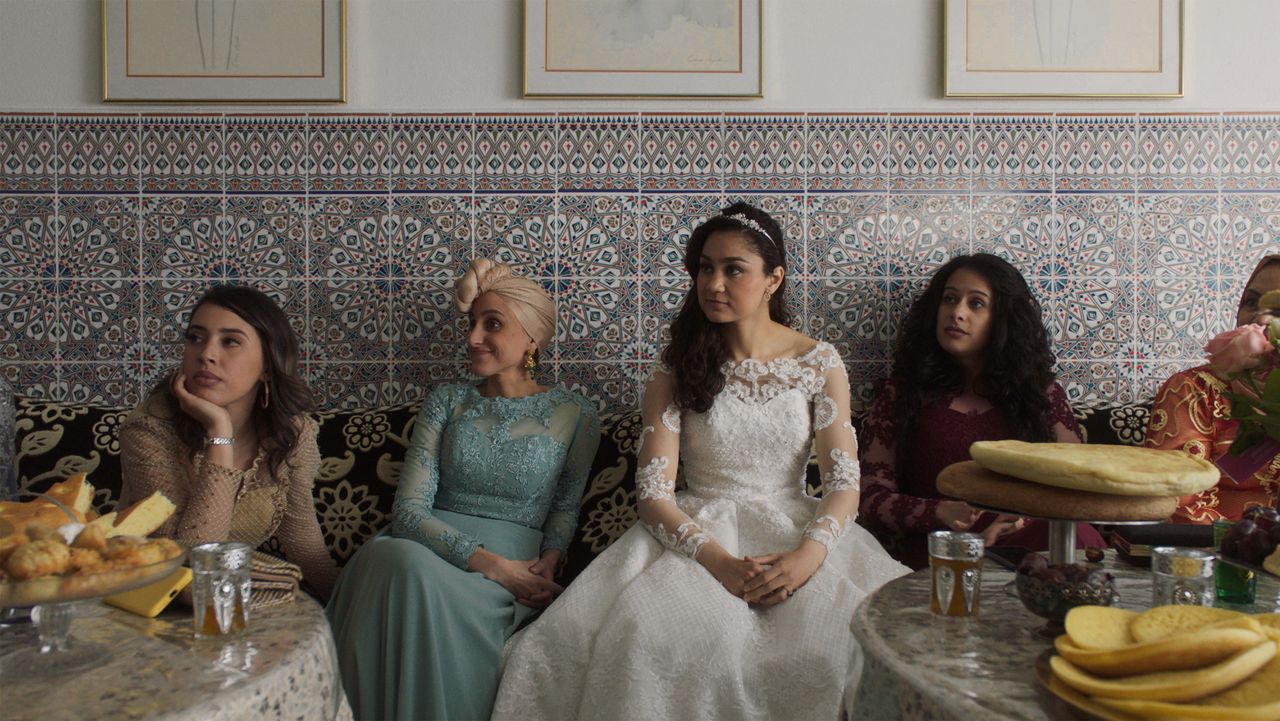 Temidden van haar vriendinnen wacht bruid Amal (Soumaya Ahouaoui) op haar bruidegom, in de serie ‘Zina’.