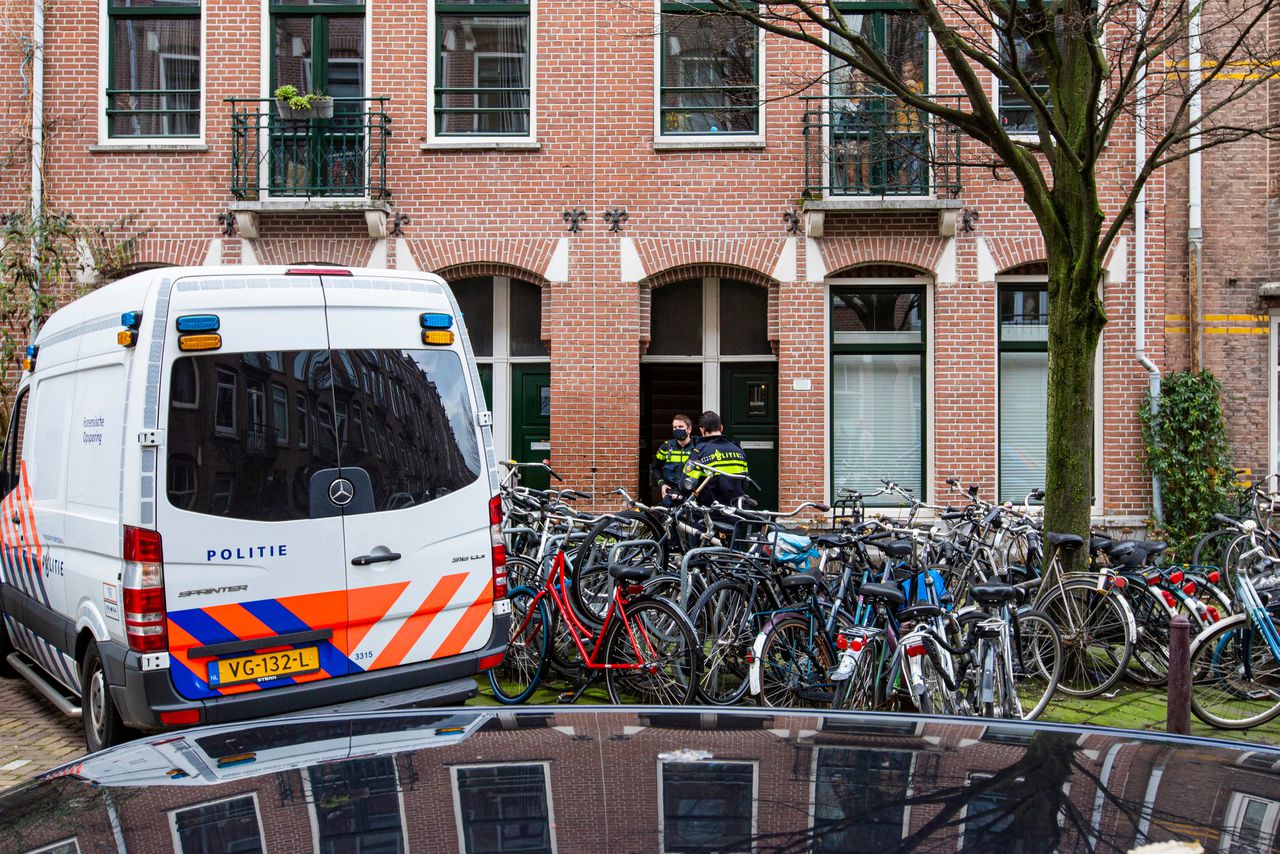 Politie bij de woning van de vader van Famke in Amsterdam-Oost.