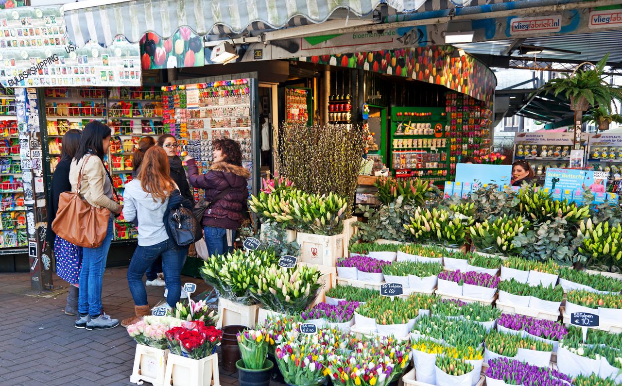 De laatste bloemist vertrekt van de Amsterdamse Bloemenmarkt 