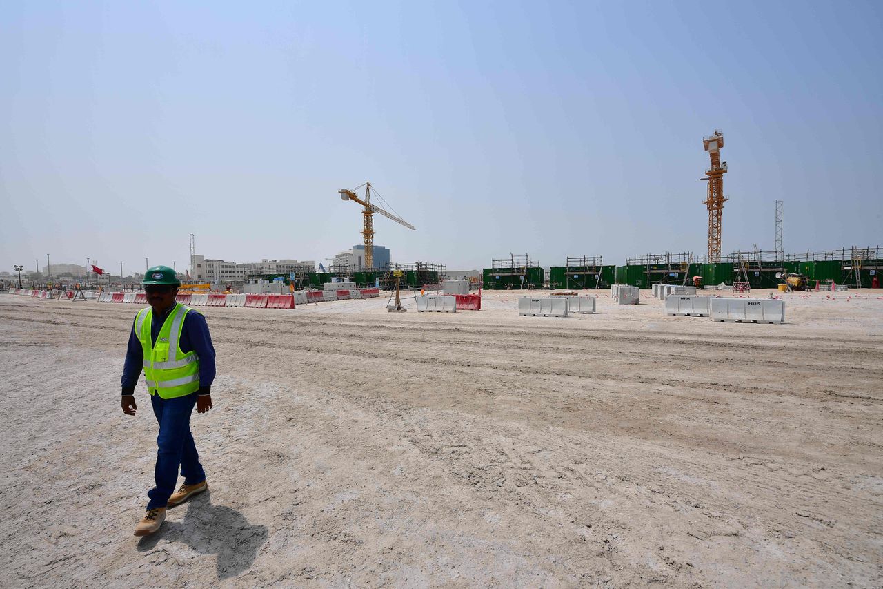Een werknemer op de bouwplaats van het Ras Abu Aboud Stadion, dat gebouwd wordt voor het wereldkampioenschap voetbal 2022.