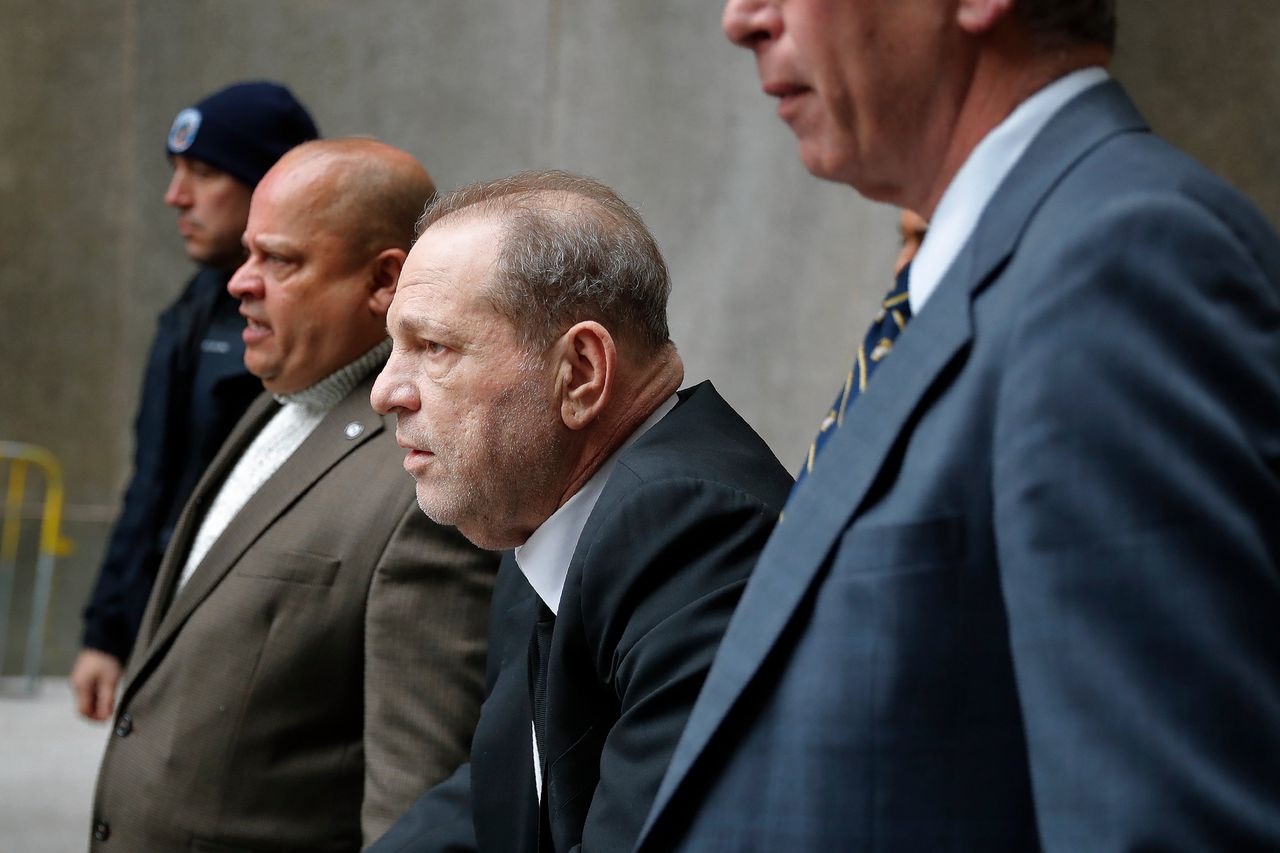 Harvey Weinstein (derde van links) verlaat de rechtbank in New York maandag. Hij wordt beschuldigd van verkrachting en seksueel misbruik.