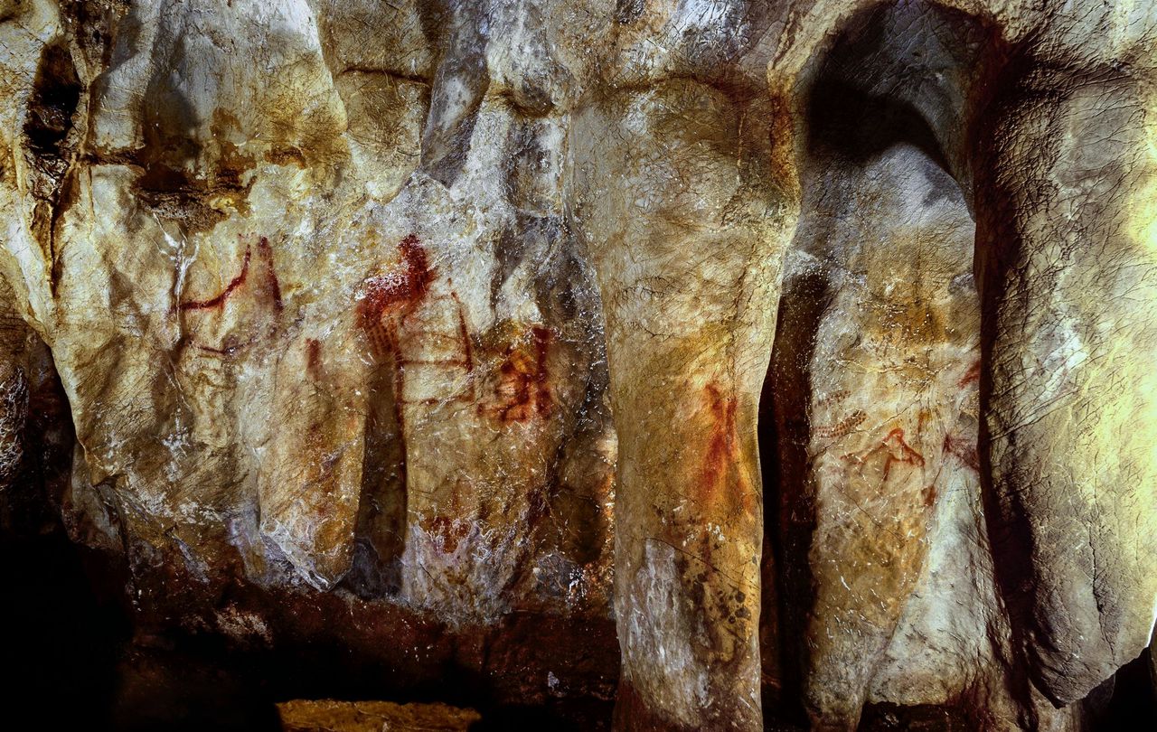 Neanderthalers schilderden de middelste laddertekening in de grot ‘La Pasiega’. Foto P. Saura