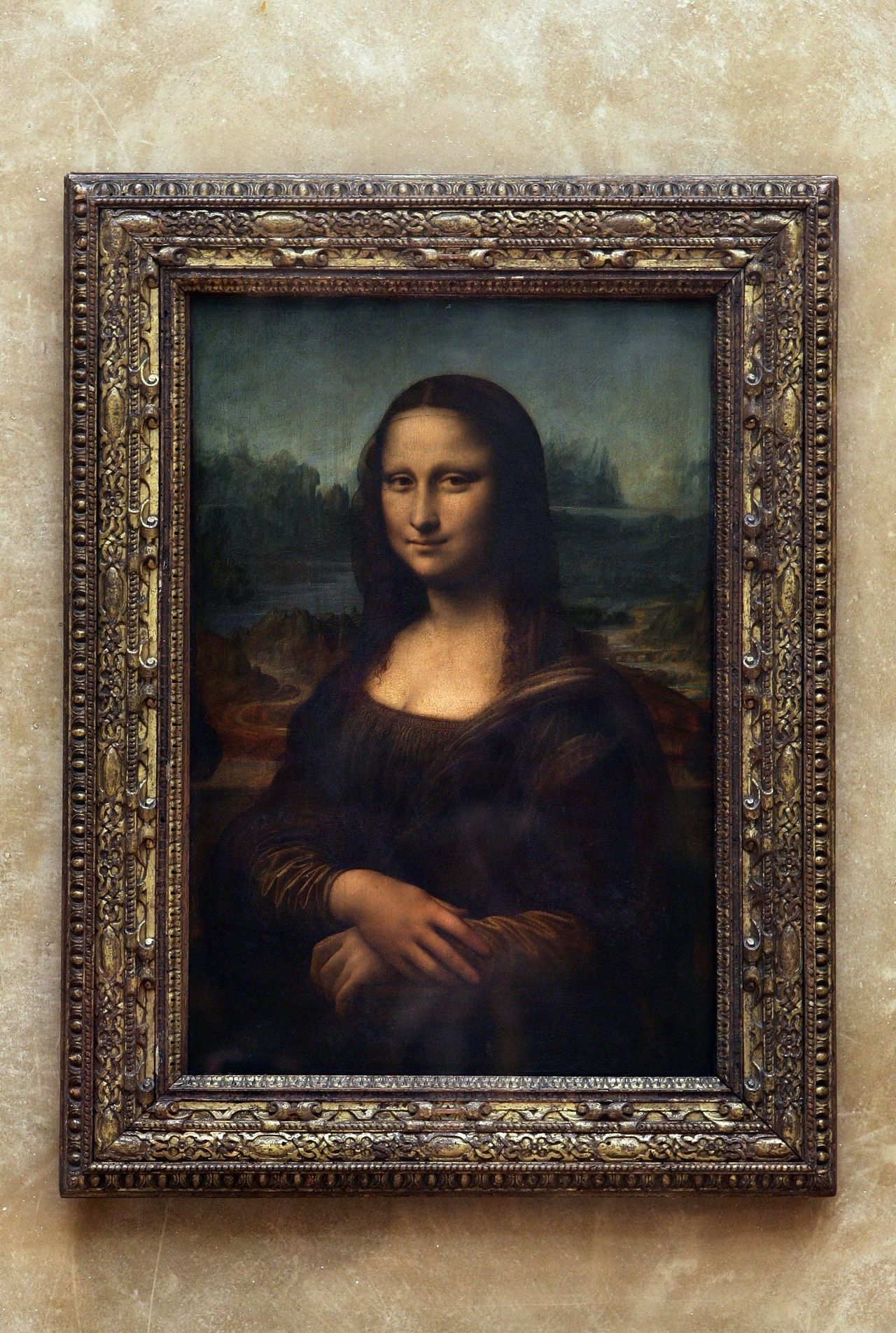 Het beroemde portret van Mona Lisa, geschilderd door Leonardo da Vinci hangt in het museum Louvre in Parijs.