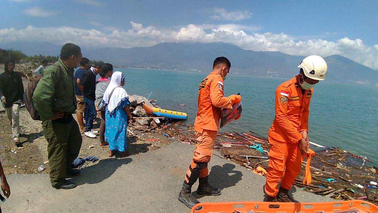 Dodental aardbevingen en tsunami Indonesië loopt op tot 48 