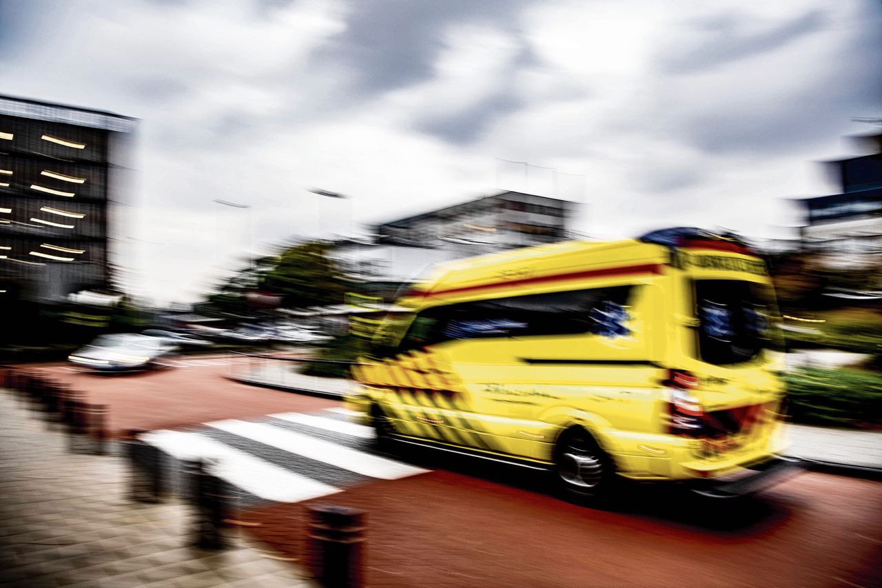 Een ambulance verlaat het MC Slotervaart.