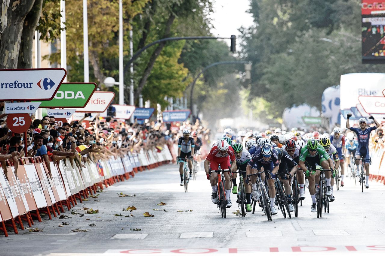 Na zijn overwinning in de vierde etappe van de Ronde van Spanje, wordt Fabio Jakobsen (groene trui) woensdag in de massasprint van de vijfde rit afgetroefd door de Belg Jasper Philipsen (midden).