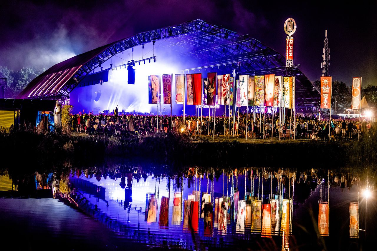 Op Lowlands vol knaldrang zorgen de Nederlandse acts voor vroege hoogtepunten 