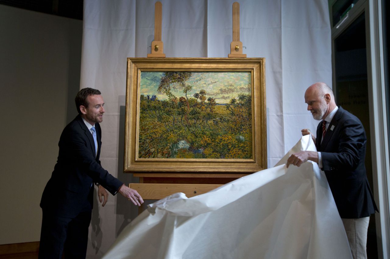 Museumdirecteur Axel Rüger (links) en onderzoeker Louis van Tilborgh onthullen het nieuw ontdekte werk van Van Gogh.