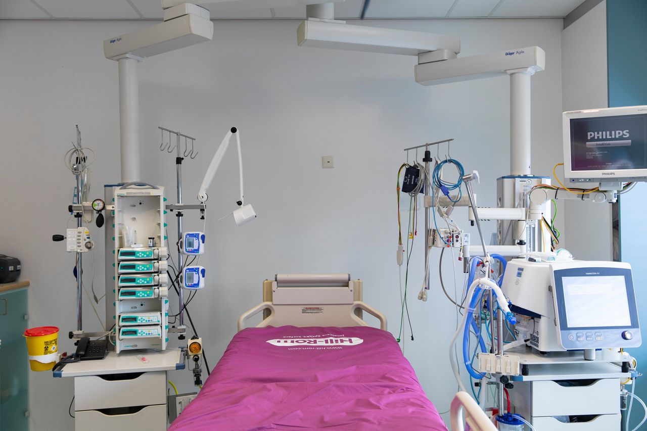 Een kamer met apparatuur op de intensive care in het Elisabeth TweeStedenziekenhuis in Tilburg.