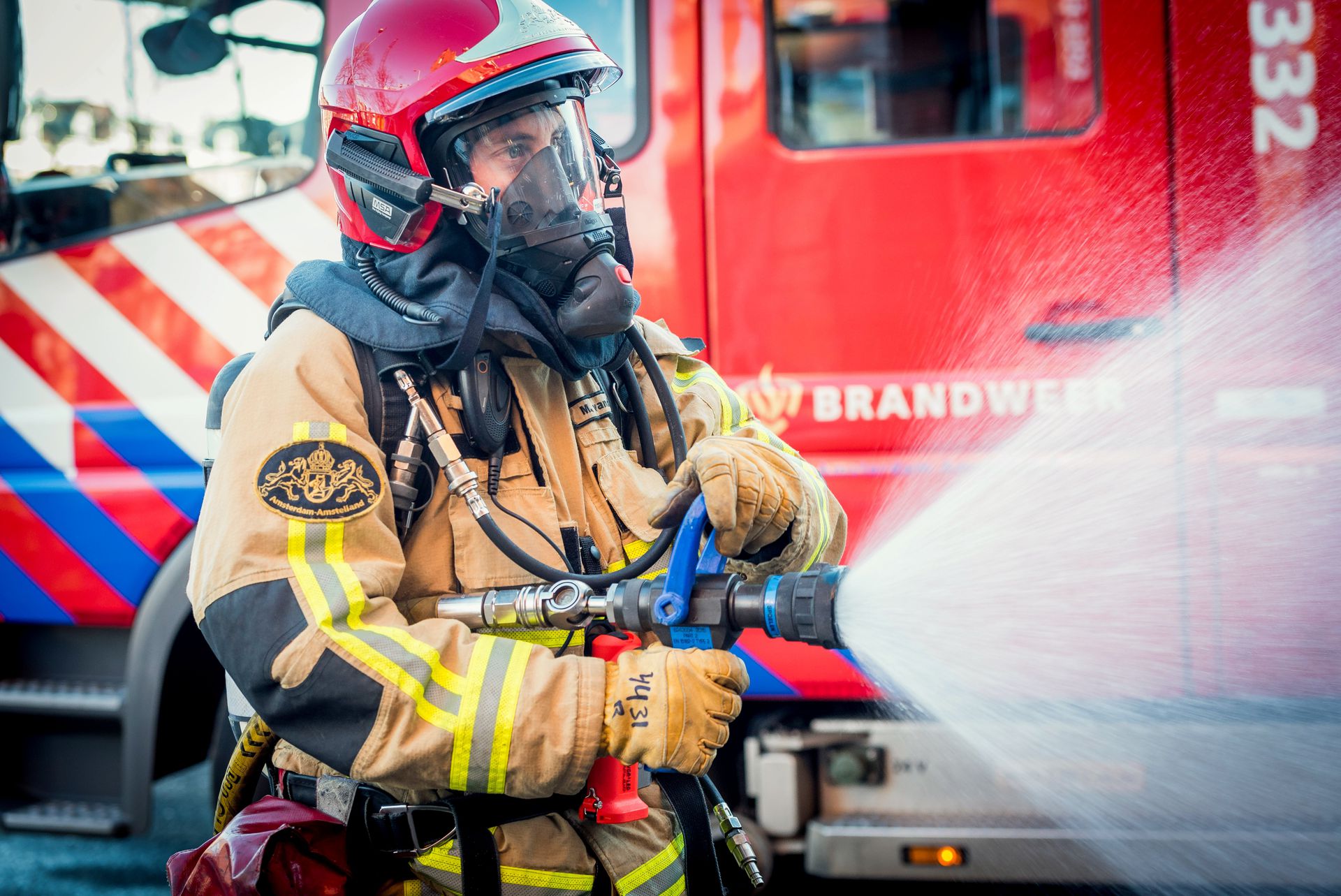Stroom niet afgesloten bij blussen brand, brandweerlieden in gevaar - NRC