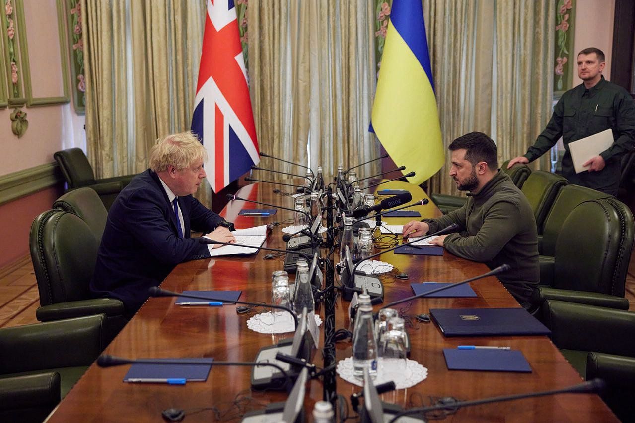 Johnson zegt levering van 120 pantservoertuigen toe aan Oekraïne 