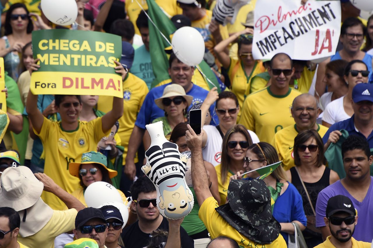Demonstranten in de Braziliaanse hoofdstad Brasilia willen dat president Dilma Rousseff aftreedt.