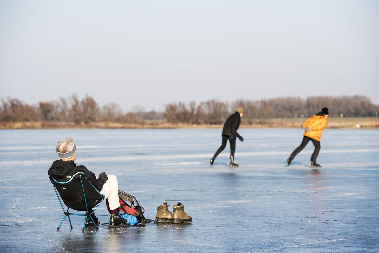 De Friezen binden - voorlopig voor het laatst - nog even de schaatsen onder - NRC