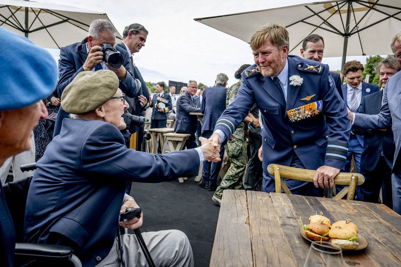 Veteranendag proceeds Saturday amid heatwave; summer uniforms permitted