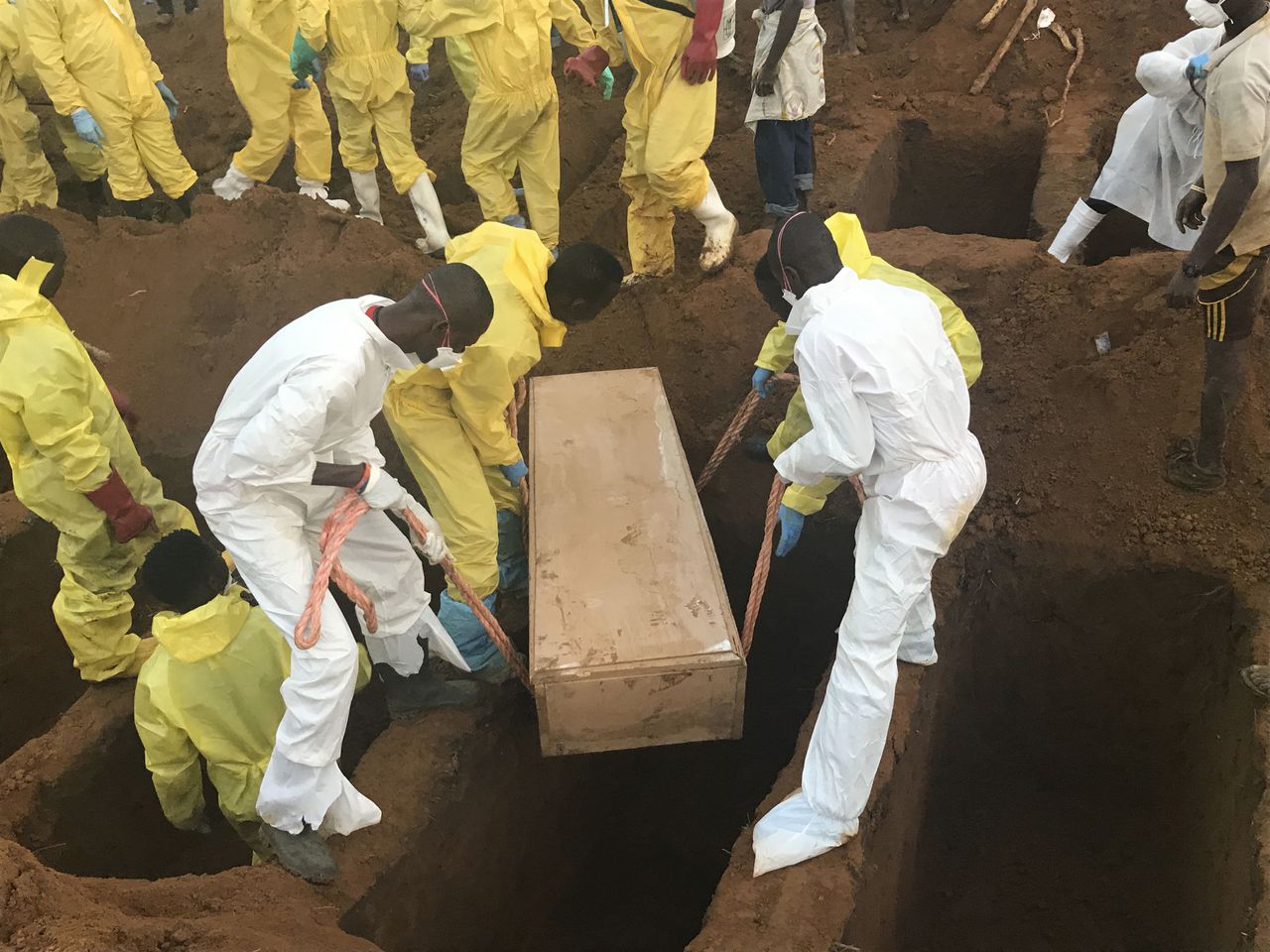 Vrijwilligers aan het werk tijdens een massabegravenis in Freetown.