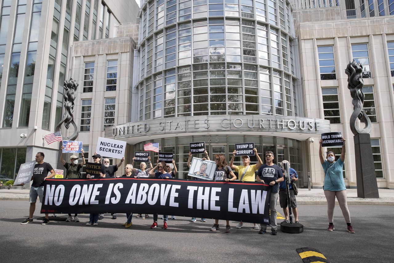 Demonstranten voor de rechtbank in New York tijdens een van de rechtszaken tegen Trump.