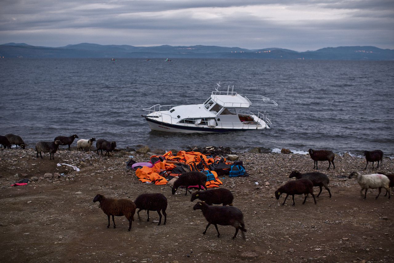 Reddingsvesten en een „gammel bootje” op het Griekse Lesbos, december 2015. In de verte ligt Turkije.