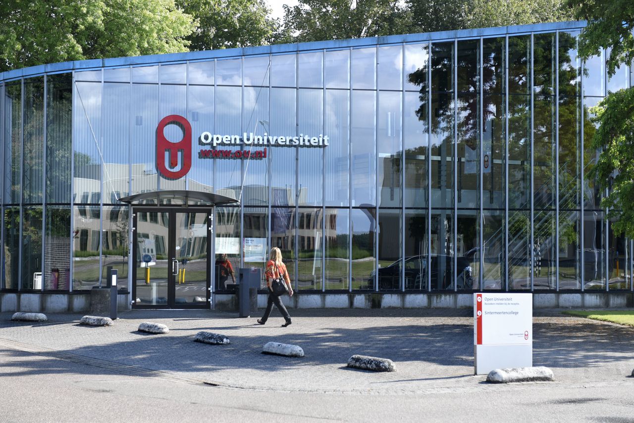 De Open Universiteit in het Limburgse Heerlen heeft 66 oud-studenten onterecht een mastergraad verleend.