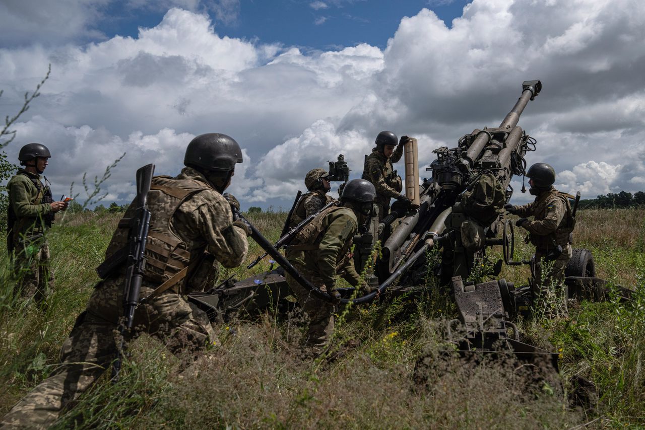 Oekraïense soldaten maken een Amerikaanse M777 houwitser vuurklaar.